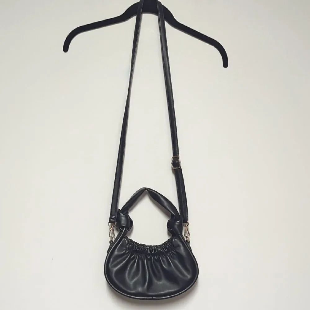 Elegant Black Crossbody Bag with Slouchy Design